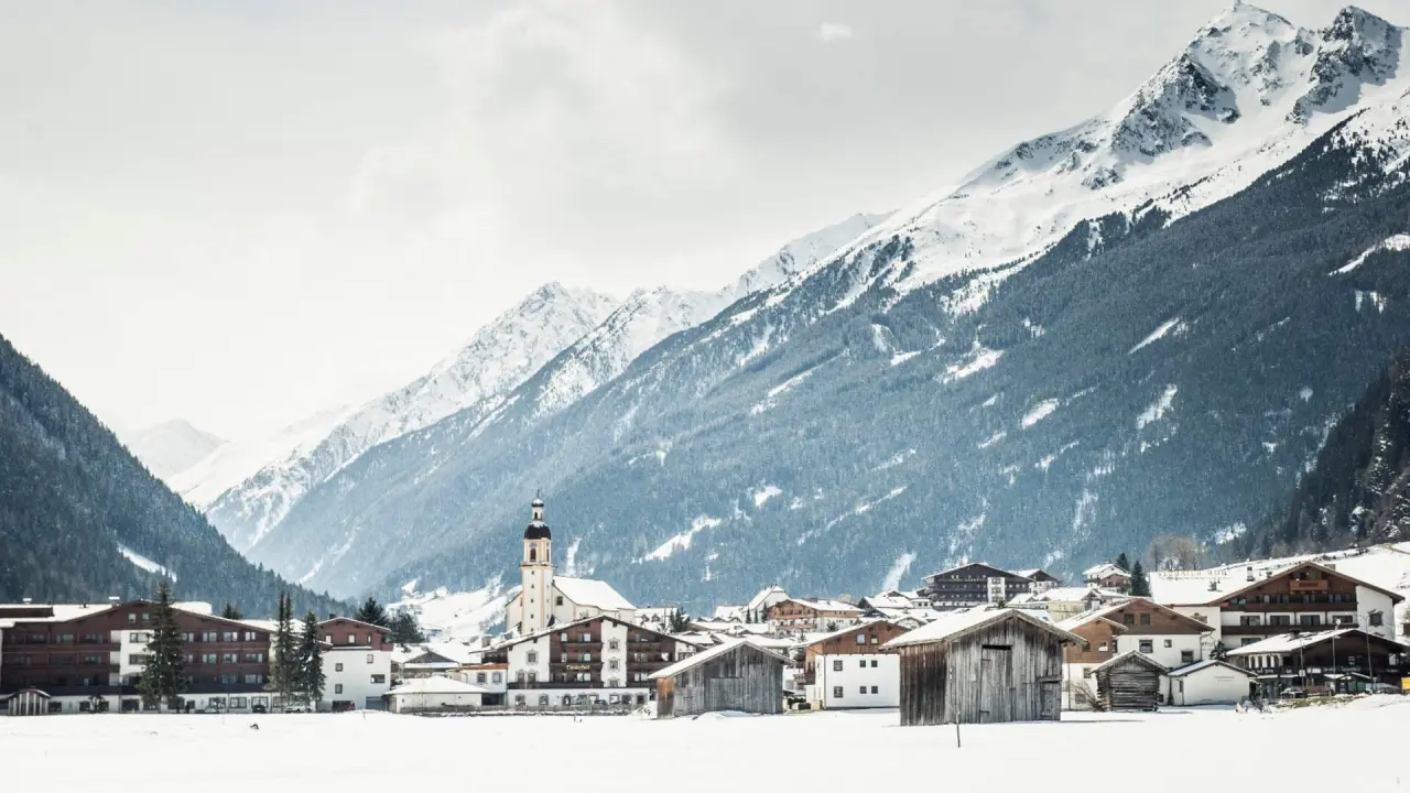 Vitalhotel Edelweiss in Neustift im Stubaital – Panoramablick auf das verschneite Stubaital mit Dorf | Wellnesshotel Stubaital