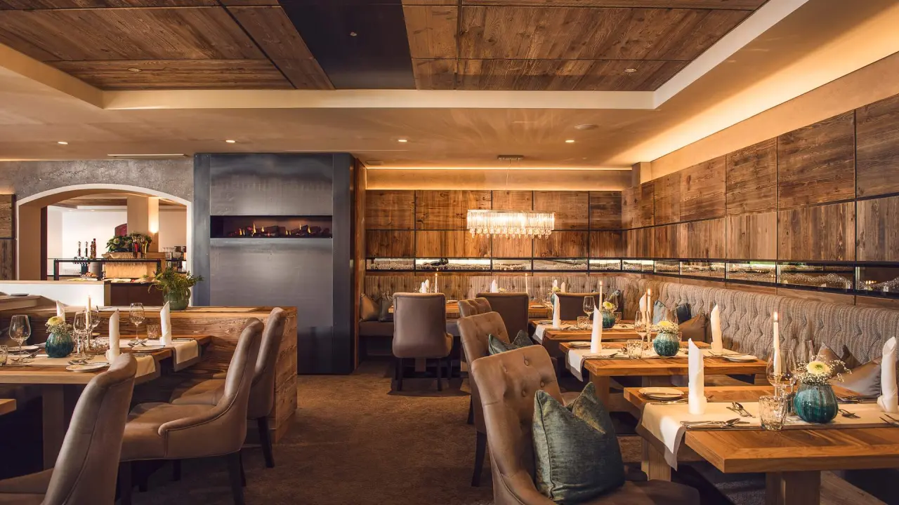 Vitalhotel Edelweiss in Neustift im Stubaital – Elegantes Restaurant mit Kamin und Holzelementen | Wellnesshotel Stubaital