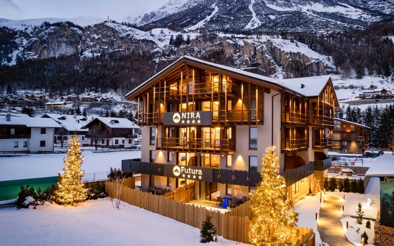 Nira - Mountain Resort Futura in Livigno – Hotel-Außenansicht im Sommer mit Bergkulisse | Wellnesshotel Italienische Alpen
