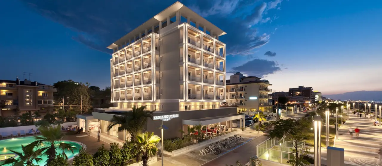 Ambasciatori Spa & Resort in Riccione – Modernes Hotelgebäude bei Dämmerung | Wellnesshotel Adria