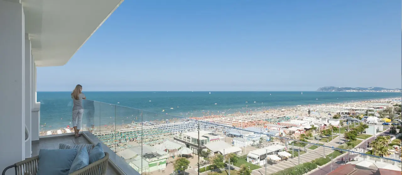 Ambasciatori Spa & Resort in Riccione – Balkon mit Meerblick und Strandpanorama | Wellnesshotel Adria