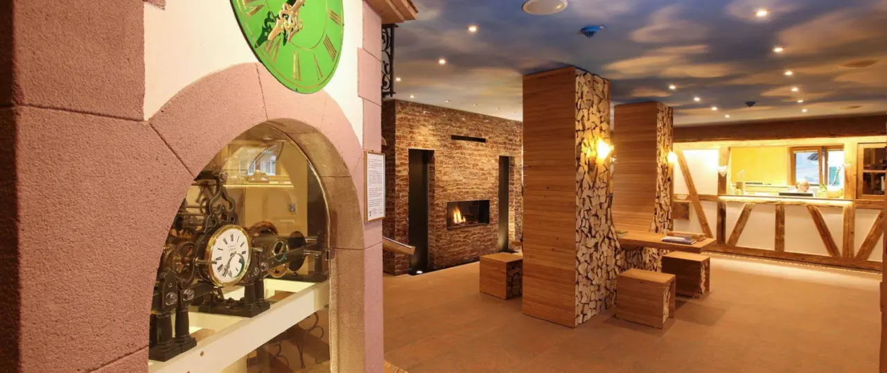 Wellness Hotel Tanne Tonbach in Baiersbronn – Gemütliche Lobby mit Kamin und Holzelementen | Wellnesshotel Schwarzwald
