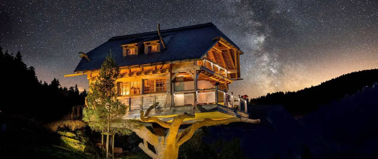 Wellness Hotel Tanne Tonbach in Baiersbronn – Beleuchtetes Baumhaus unter Sternenhimmel | Wellnesshotel Schwarzwald