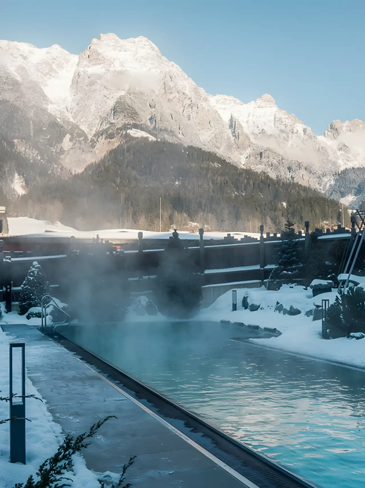 Good Life Resort Riederalm in Leogang – Beheizter Außenpool im Winter mit Bergblick | Wellnesshotel Salzburger Land