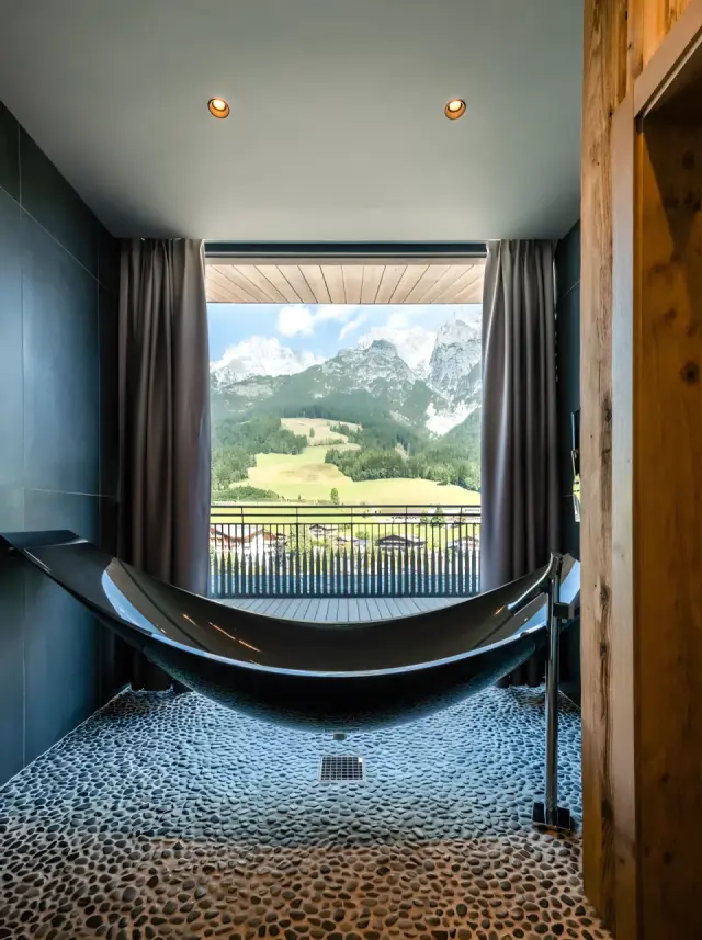 Good Life Resort Riederalm in Leogang – Entspannungsbereich mit Hängeliege und Bergblick | Wellnesshotel Salzburger Land