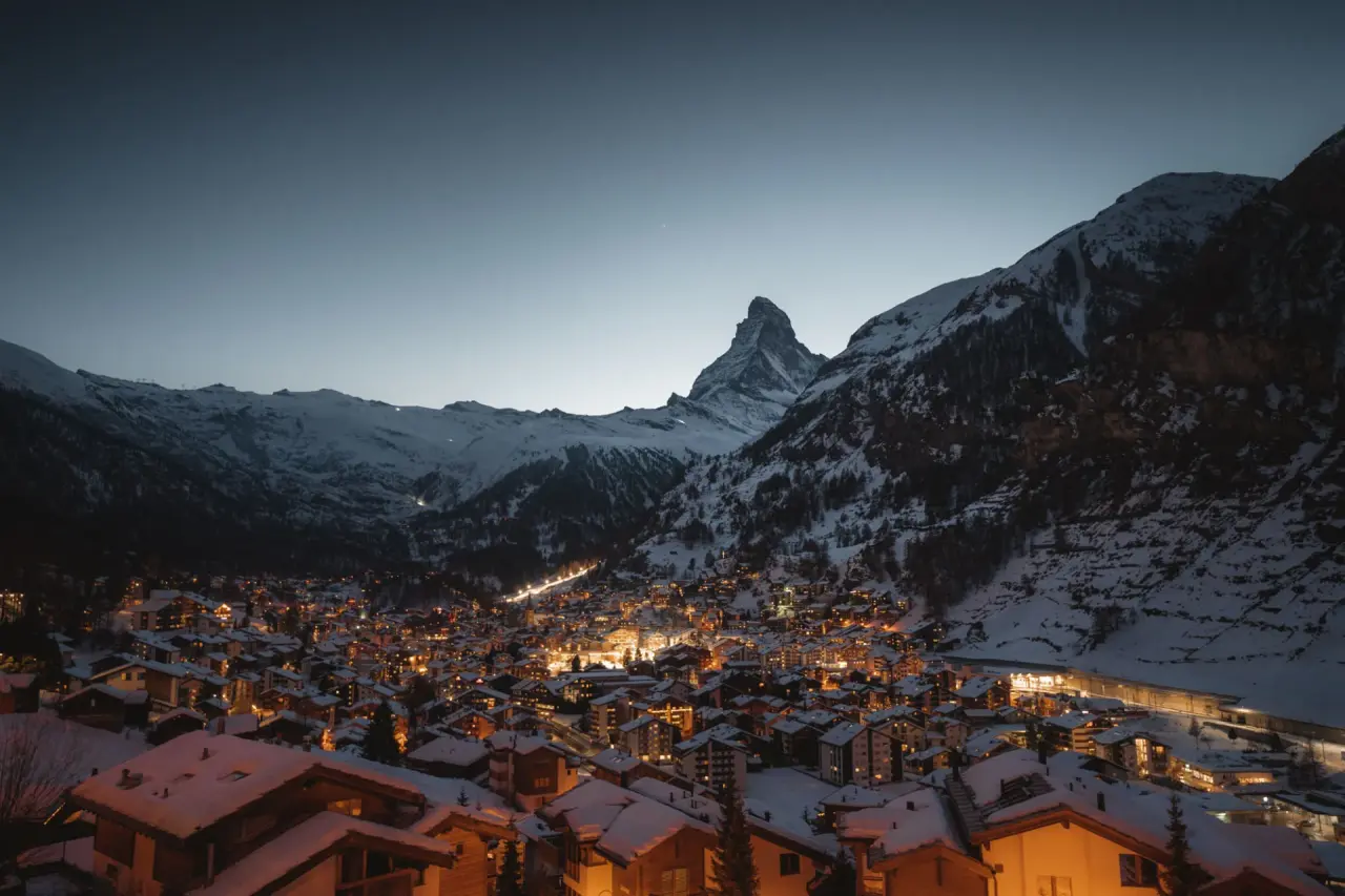 Alpen Resort Hotel in Zermatt – Großzügiger Innenpool mit moderner Architektur und Beleuchtung | Wellnesshotel Wallis