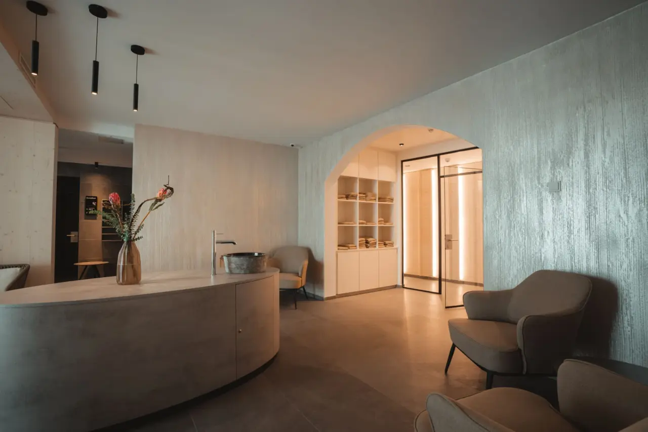Alpen Resort Hotel in Zermatt – Moderne Lobby mit Rezeption und Sitzbereich | Wellnesshotel Wallis