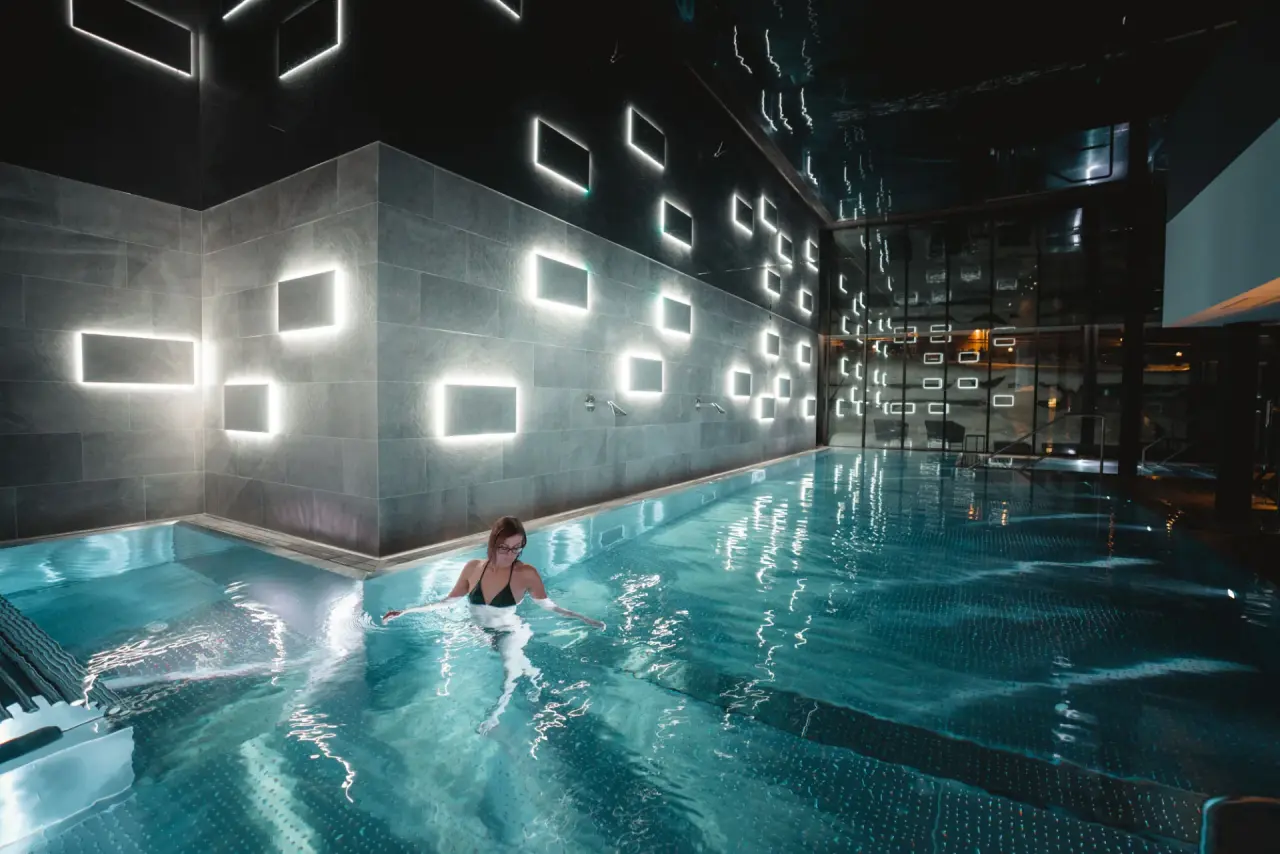 Alpen Resort Hotel in Zermatt – Großzügiger Indoor-Poolbereich mit moderner Architektur | Wellnesshotel Wallis