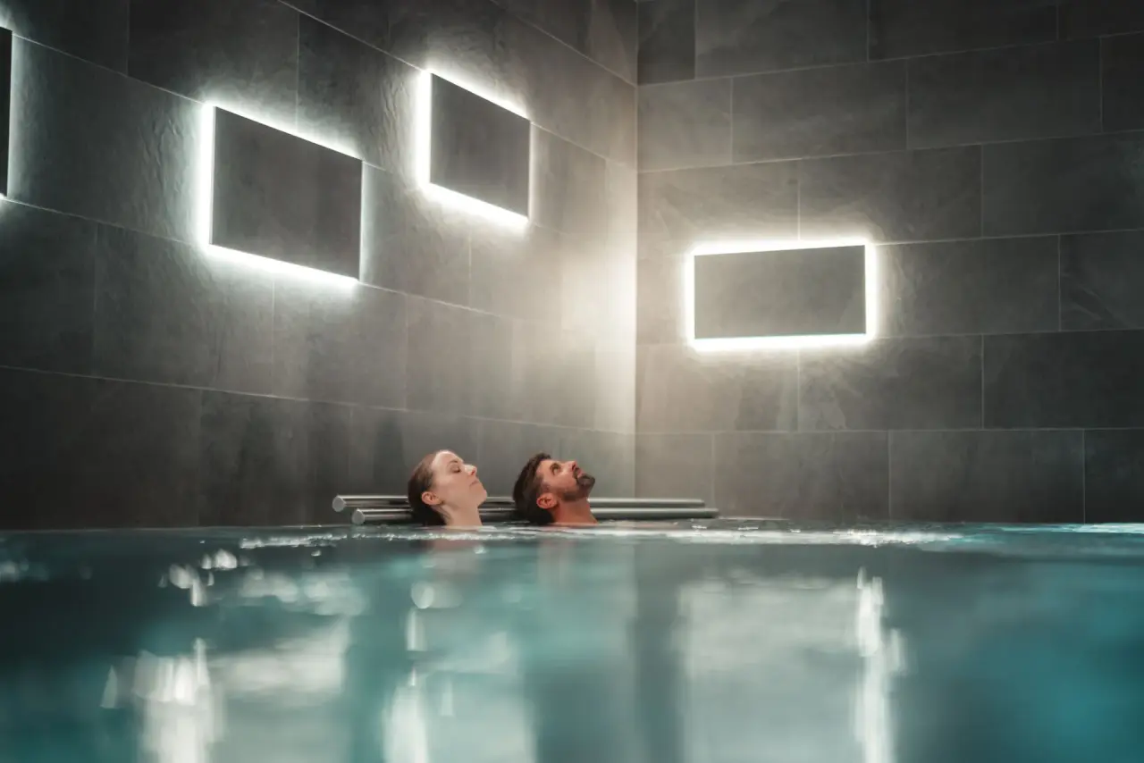 Alpen Resort Hotel in Zermatt – Paar entspannt im modernen Indoor-Pool | Wellnesshotel Wallis