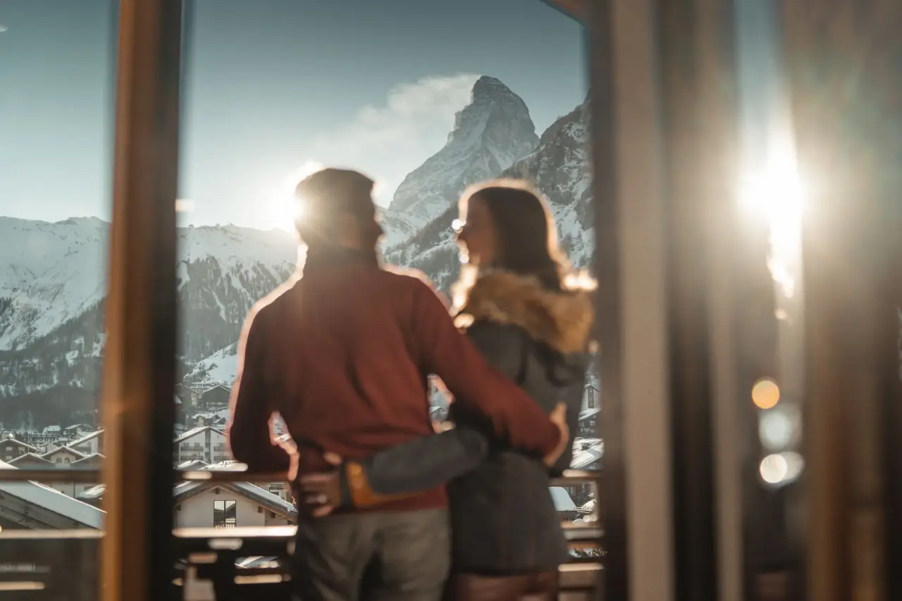 Alpen Resort Hotel in Zermatt – Paar auf Balkon mit Blick auf das Matterhorn | Wellnesshotel Wallis