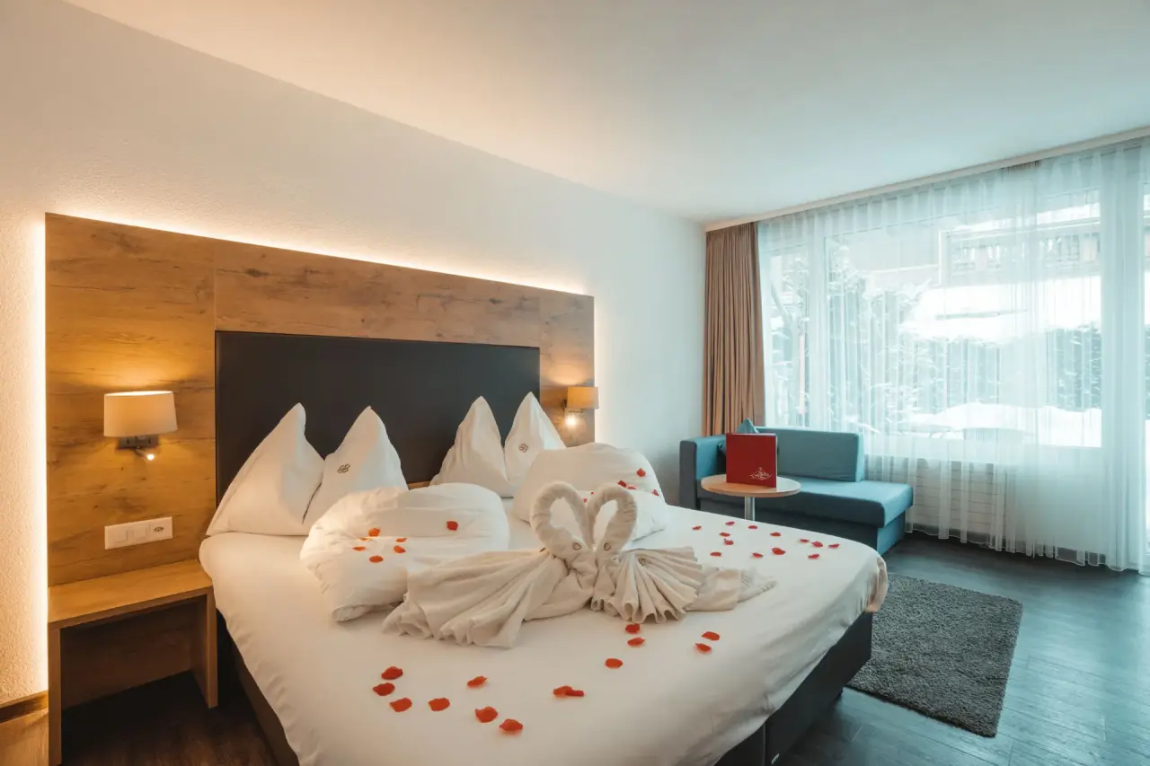 Alpen Resort Hotel in Zermatt – Komfortables Doppelzimmer mit romantischer Dekoration | Wellnesshotel Wallis