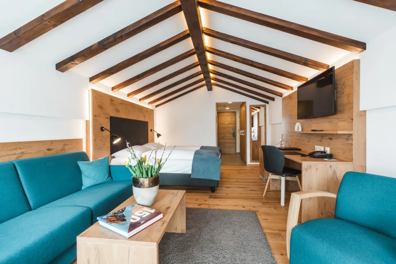 Alpen Resort Hotel in Zermatt – Komfortables Doppelzimmer mit Wohnbereich und Holzbalken | Wellnesshotel Wallis