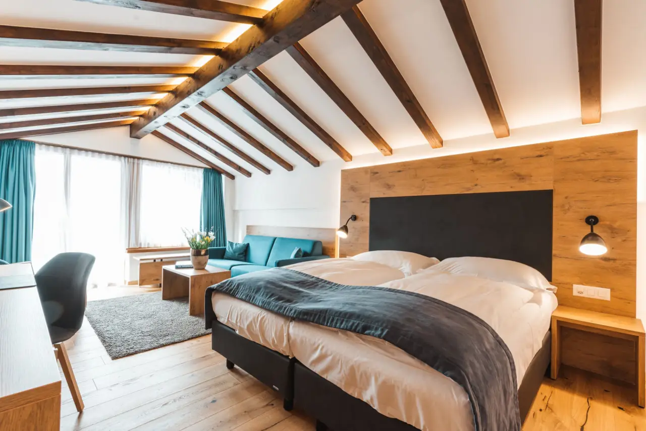 Alpen Resort Hotel in Zermatt – Gemütliches Hotelzimmer mit Doppelbett und Fensterfront | Wellnesshotel Wallis
