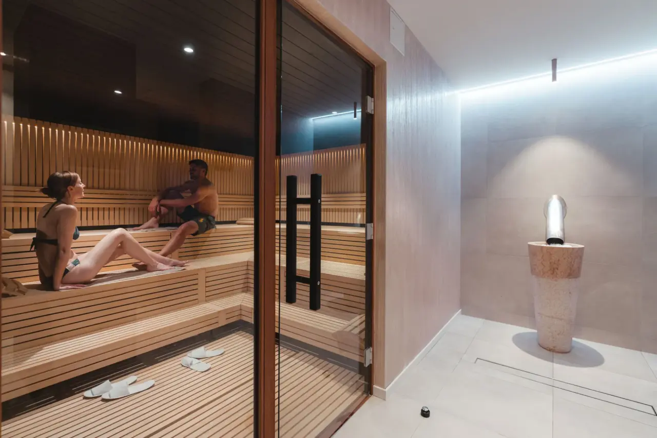 Alpen Resort Hotel in Zermatt – Paar entspannt in der modernen Sauna | Wellnesshotel Wallis