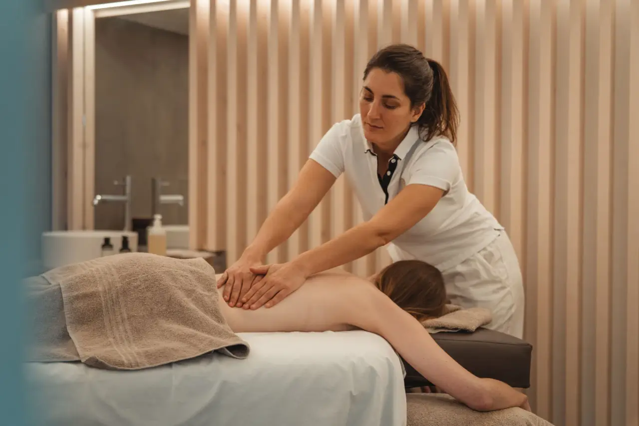Alpen Resort Hotel in Zermatt – Professionelle Rückenmassage im ruhigen Spa-Behandlungsraum | Wellnesshotel Wallis