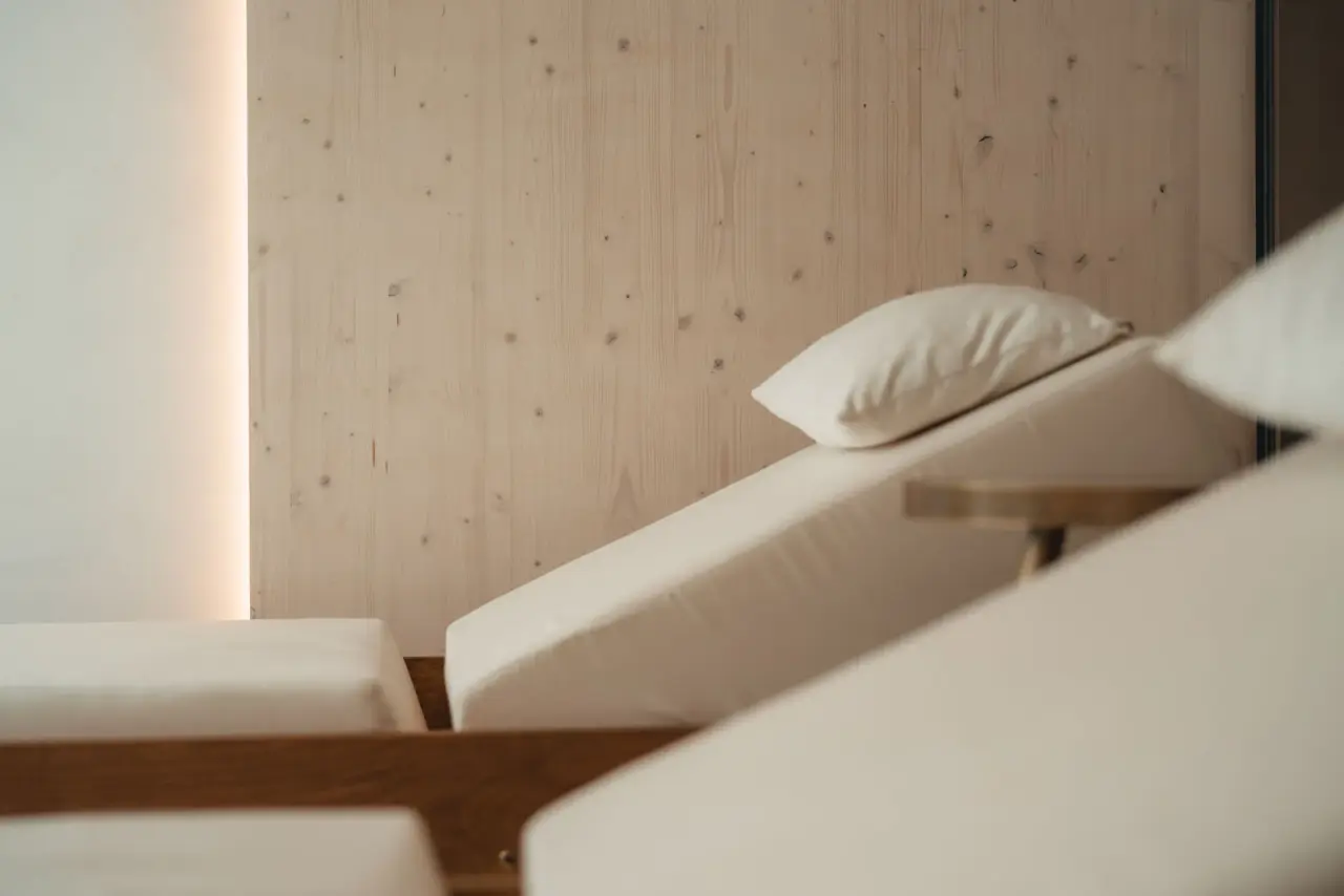 Alpen Resort Hotel in Zermatt – Moderne Ruheliegen im Wellnessbereich | Wellnesshotel Wallis