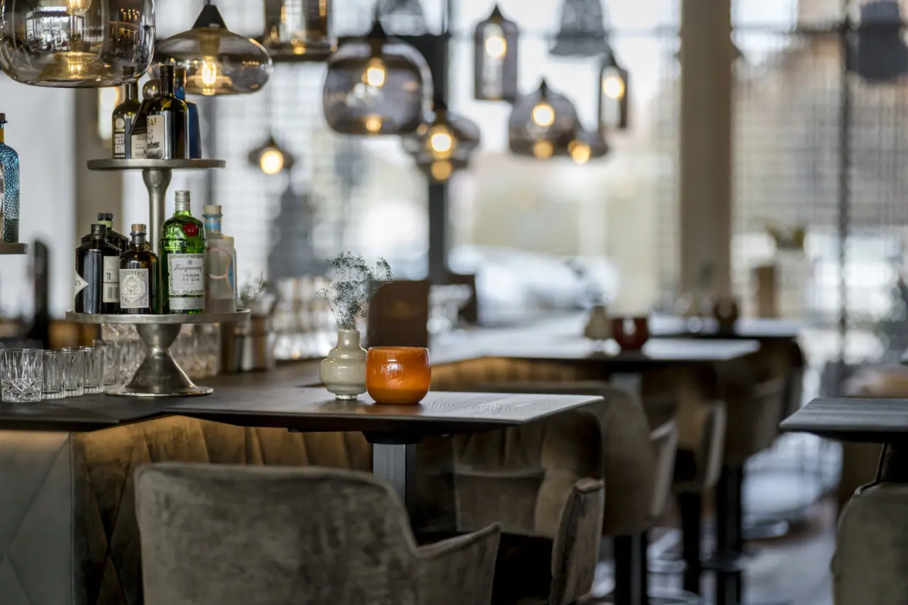Ästhetische Bar mit zahlreichen Sitzmöglichkeiten