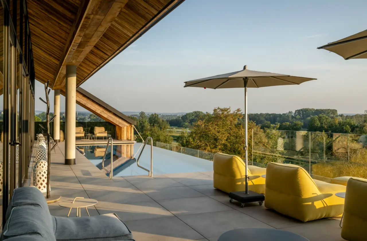 Das Mühlbach Thermal Spa in Bad Füssing – Entspannungsbereich am Infinity-Pool | Wellnesshotel Rottal