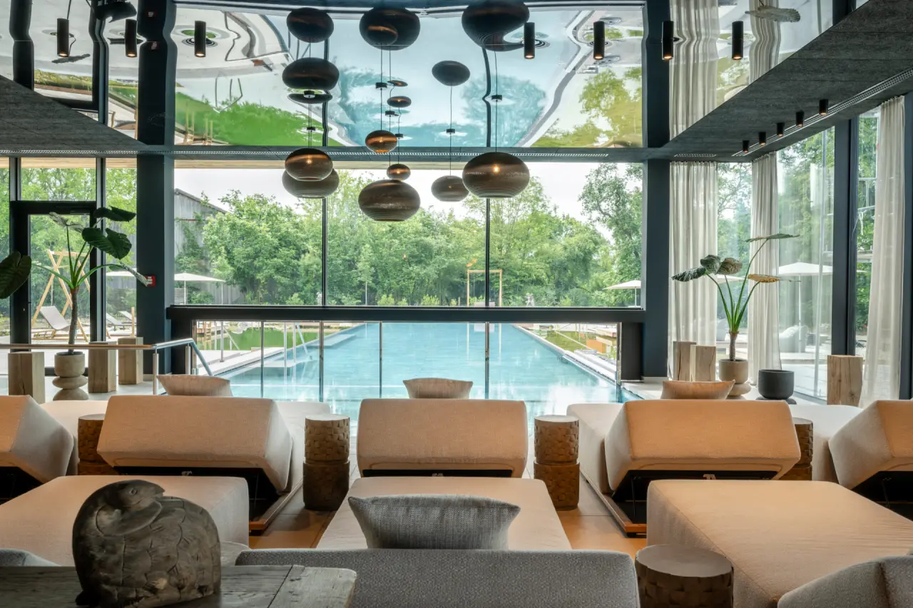 Das Mühlbach Thermal Spa in Bad Füssing – Heller Ruheraum mit Blick auf den Außenpool | Wellnesshotel Rottal