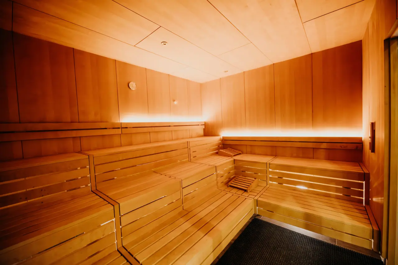 sonnenresort ETTERSHAUS in Bad Harzburg – Moderne Holzsauna mit indirekter Beleuchtung | Wellnesshotel Harz