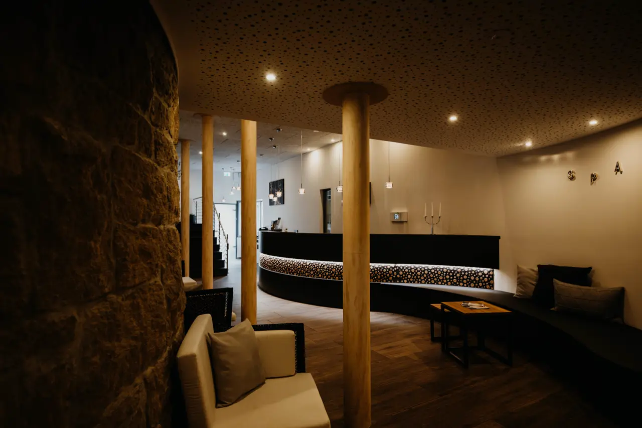 sonnenresort ETTERSHAUS in Bad Harzburg – Moderner Empfangsbereich des Spa mit Lounge | Wellnesshotel Harz