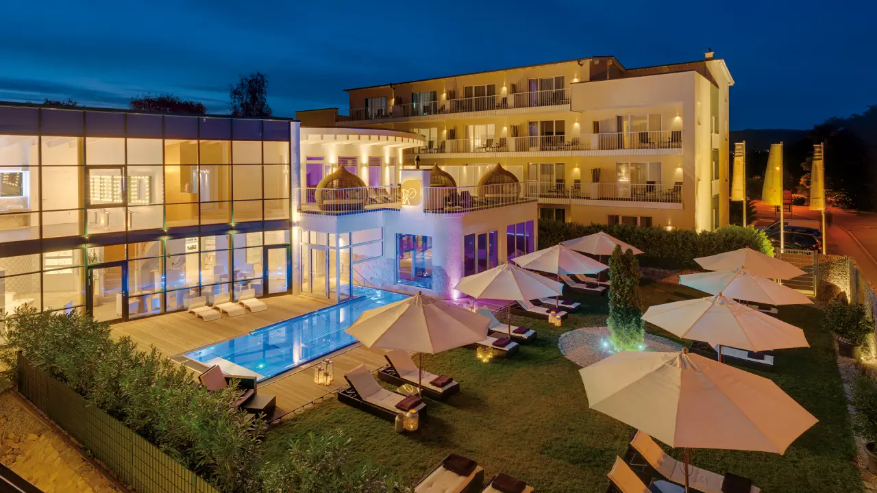 Lifestyle Resort Zum Kurfürsten in Bernkastel-Kues – Außenansicht mit Pool und Spa-Bereich bei Nacht | Wellnesshotel Mosel