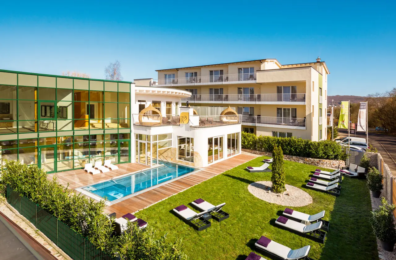 Lifestyle Resort Zum Kurfürsten in Bernkastel-Kues – Moderne Außenansicht mit Pool und Garten | Wellnesshotel Mosel