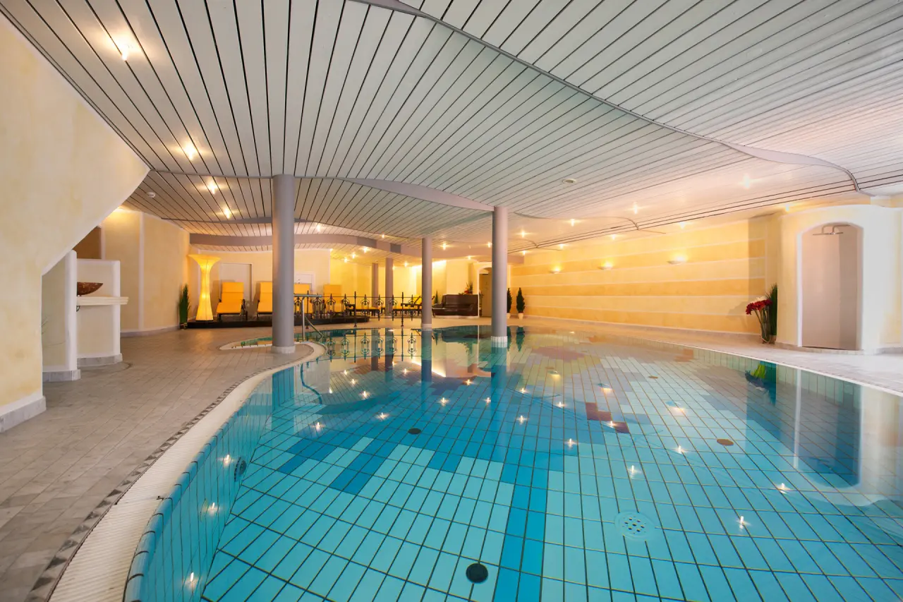 BergSPA & Hotel Zamangspitze in St. Gallenkirch – Großzügiger Innenpool mit warmem Licht | Wellnesshotel Vorarlberg