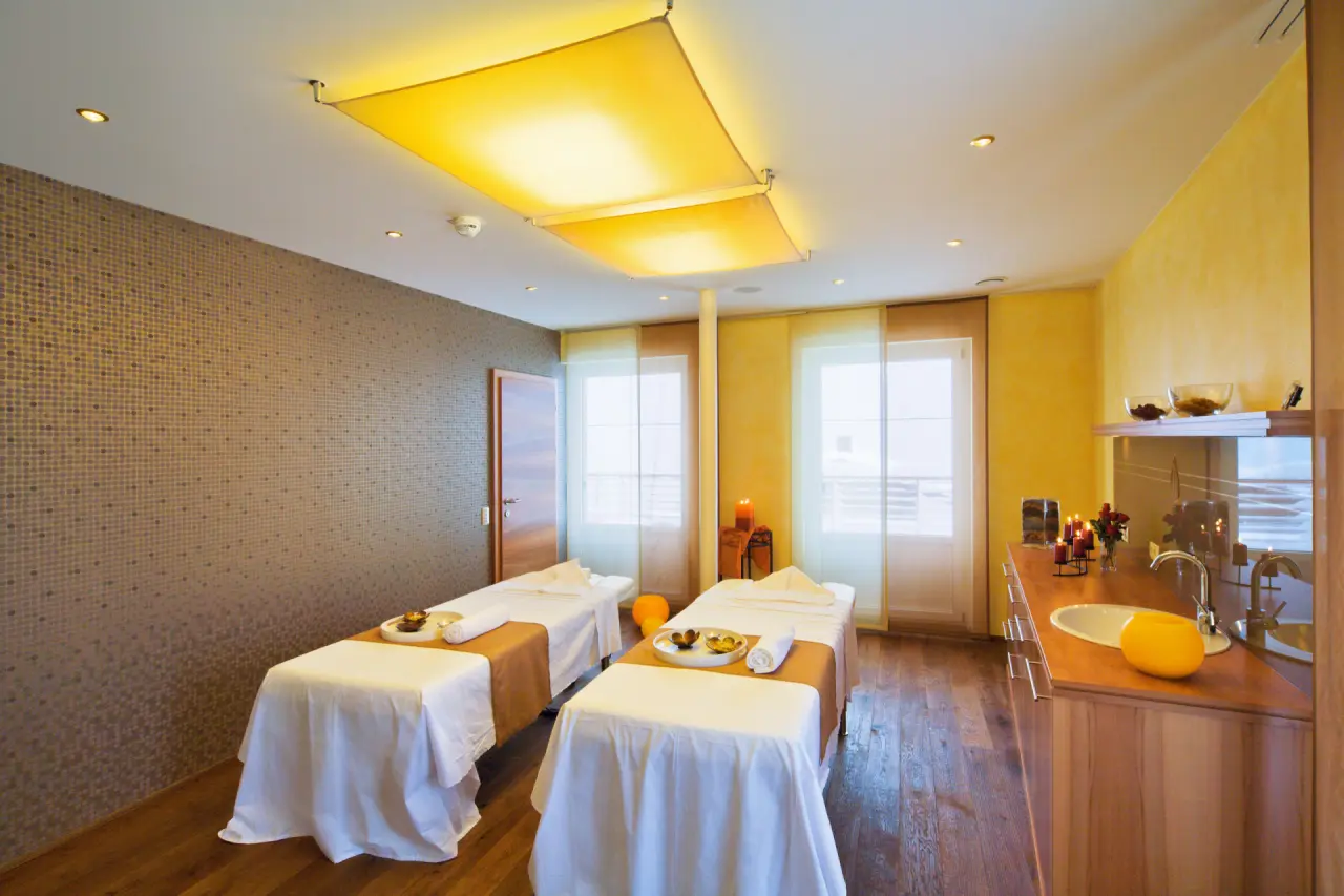 BergSPA & Hotel Zamangspitze in St. Gallenkirch – Gemütlicher Behandlungsraum im Spa-Bereich | Wellnesshotel Vorarlberg