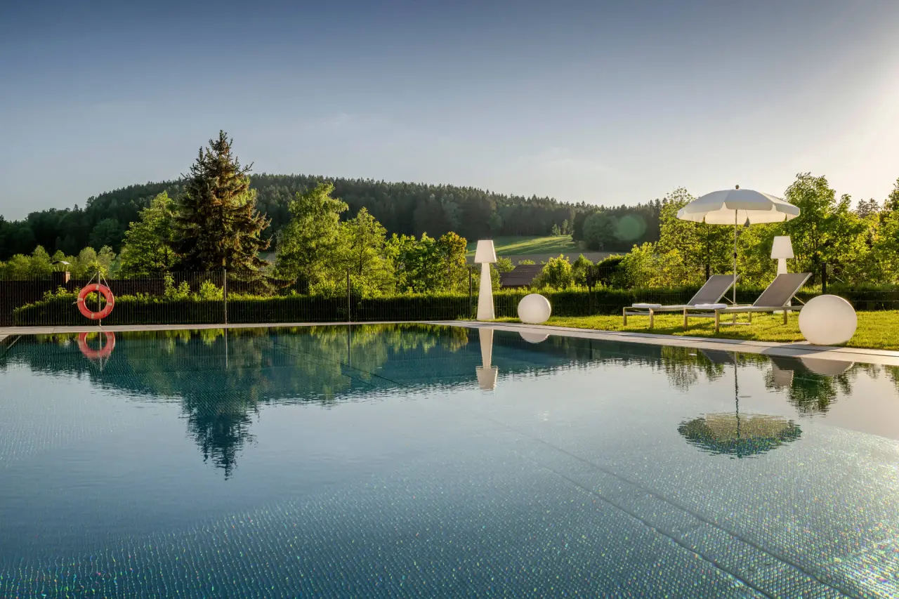 Hotel & SPA Reibener-Hof in Konzell – Infinity-Außenpool mit Liegen und Landschaftsblick | Wellnesshotel Bayerischer Wald