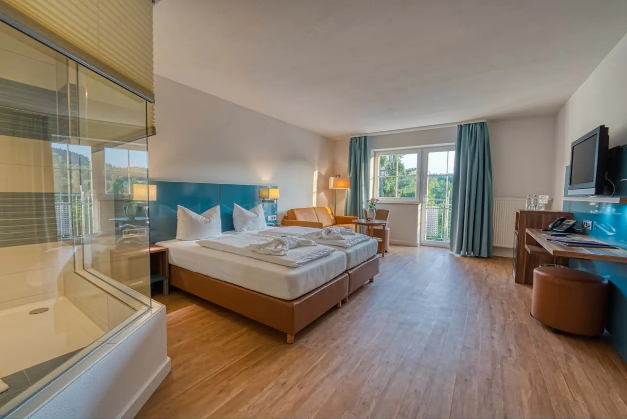 Hotel & SPA Reibener-Hof in Konzell – Komfortables Doppelzimmer mit Balkon und moderner Einrichtung | Wellnesshotel Bayerischer Wald