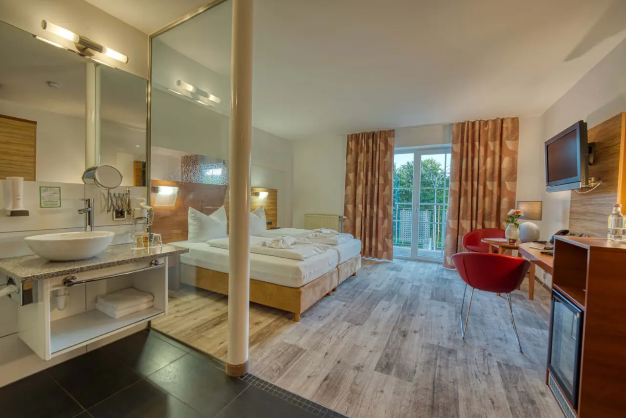 Hotel & SPA Reibener-Hof in Konzell – Helles Hotelzimmer mit Doppelbett und Sitzbereich | Wellnesshotel Bayerischer Wald