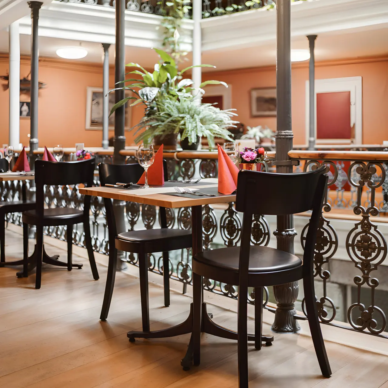 BLUME. Baden Hotel & Restaurant in Baden – Stilvoller Restaurantbereich mit Pflanzen und Tischen | Wellnesshotel Schweiz