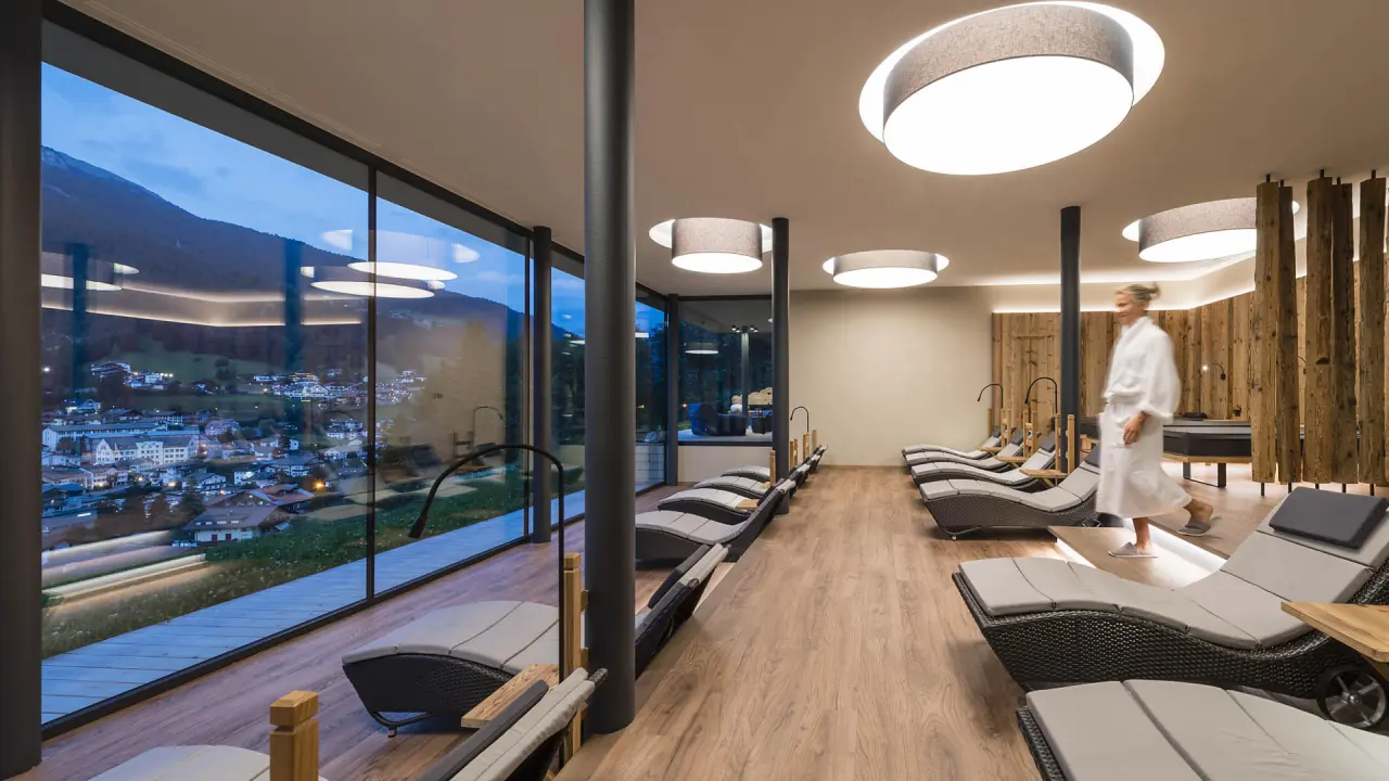 Rainell Dolomites Retreat in St. Ulrich in Gröden – Entspannungsbereich mit Panoramablick | Wellnesshotel Dolomiten