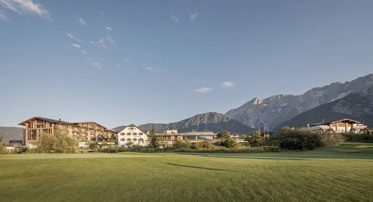Alpenresort Schwarz in Mieming – Hotelgebäude mit Golfplatz und Alpenpanorama | Wellnesshotel Tirol