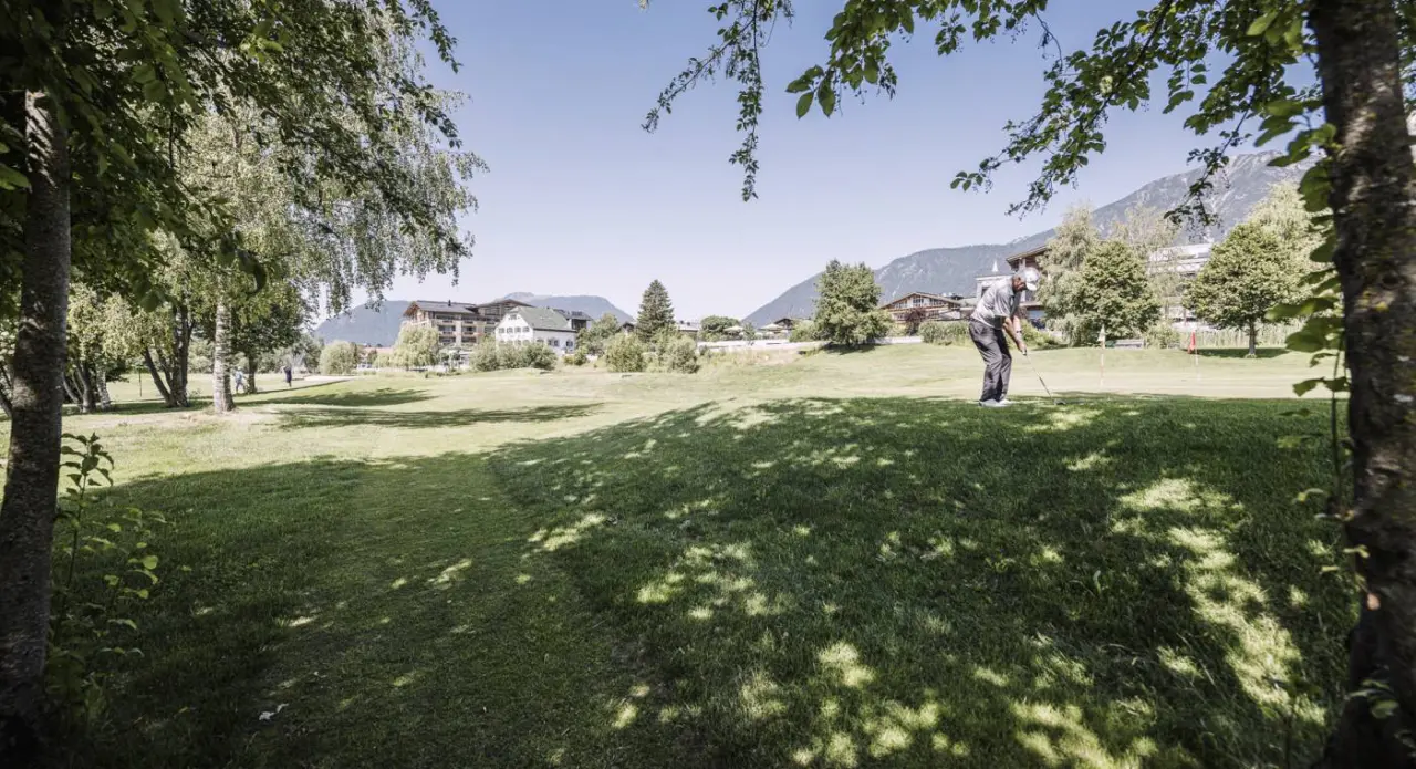 Alpenresort Schwarz in Mieming – Golfer auf dem hoteleigenen Golfplatz | Wellnesshotel Tirol