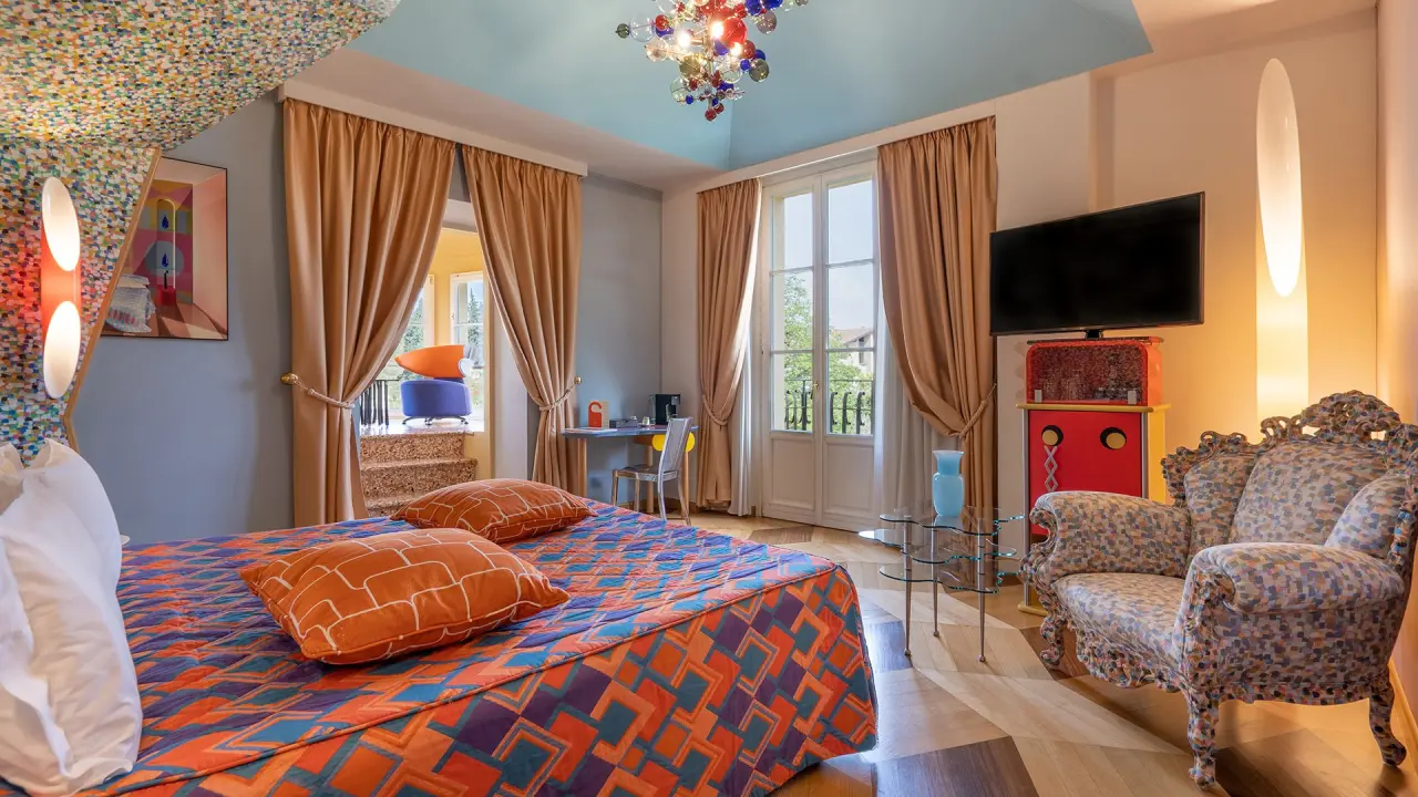 Byblos Art Hotel Villa Amistà in Corrubbio – Farbenfrohes Hotelzimmer mit einzigartiger Deckenmalerei | Wellnesshotel Veneto