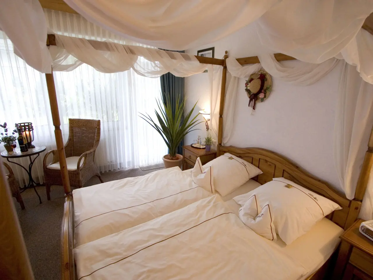 Landhotel Grimmeblick in Winterberg – Komfortables Doppelzimmer mit Himmelbett und heller Einrichtung | Wellnesshotel Sauerland