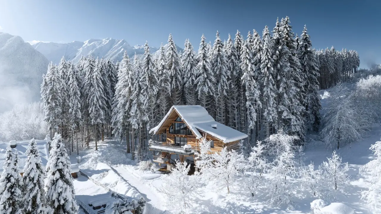 Hotel Gassner in Neukirchen am Großvenediger – Idyllisches Chalet im verschneiten Wald | Wellnesshotel Pinzgau