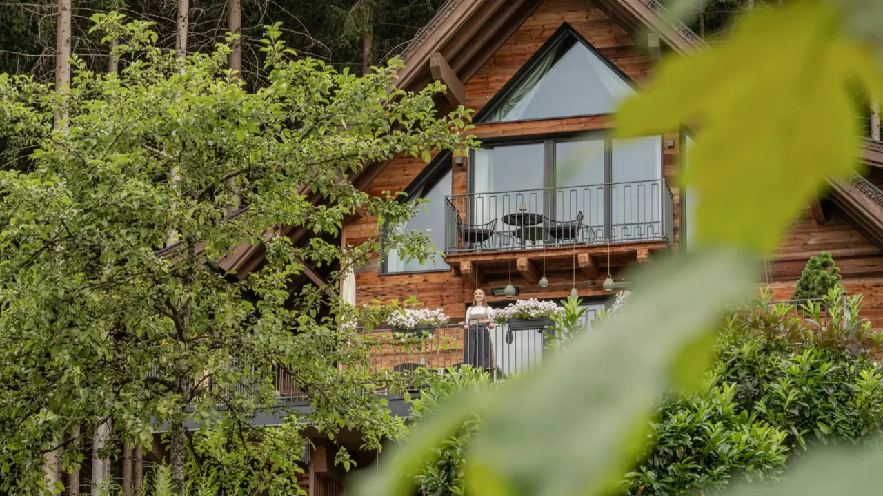 Hotel Gassner in Neukirchen am Großvenediger – Holzfassade mit Balkon und Gast | Wellnesshotel Salzburger Land