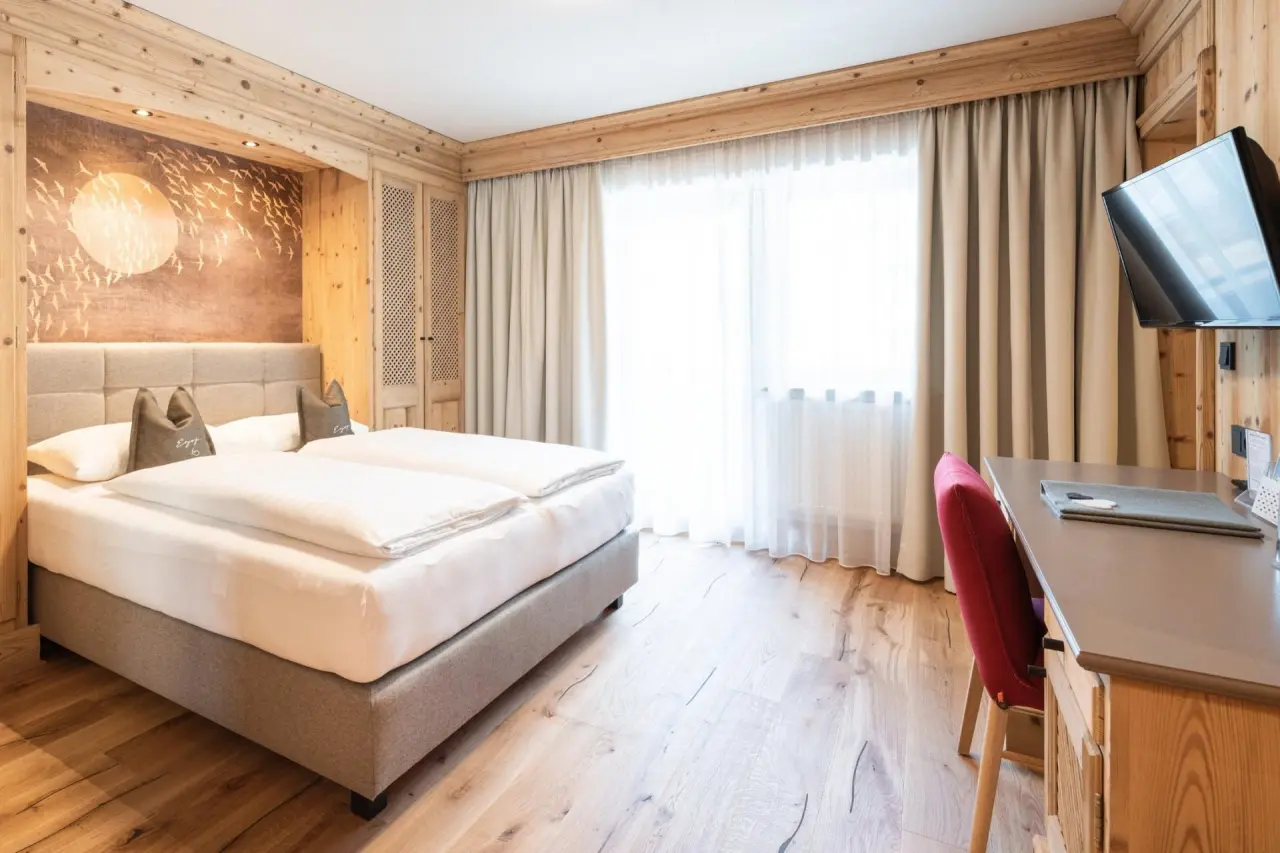 Hotel Gassner in Neukirchen am Großvenediger – Modernes Doppelzimmer im alpinen Stil | Wellnesshotel Salzburger Land