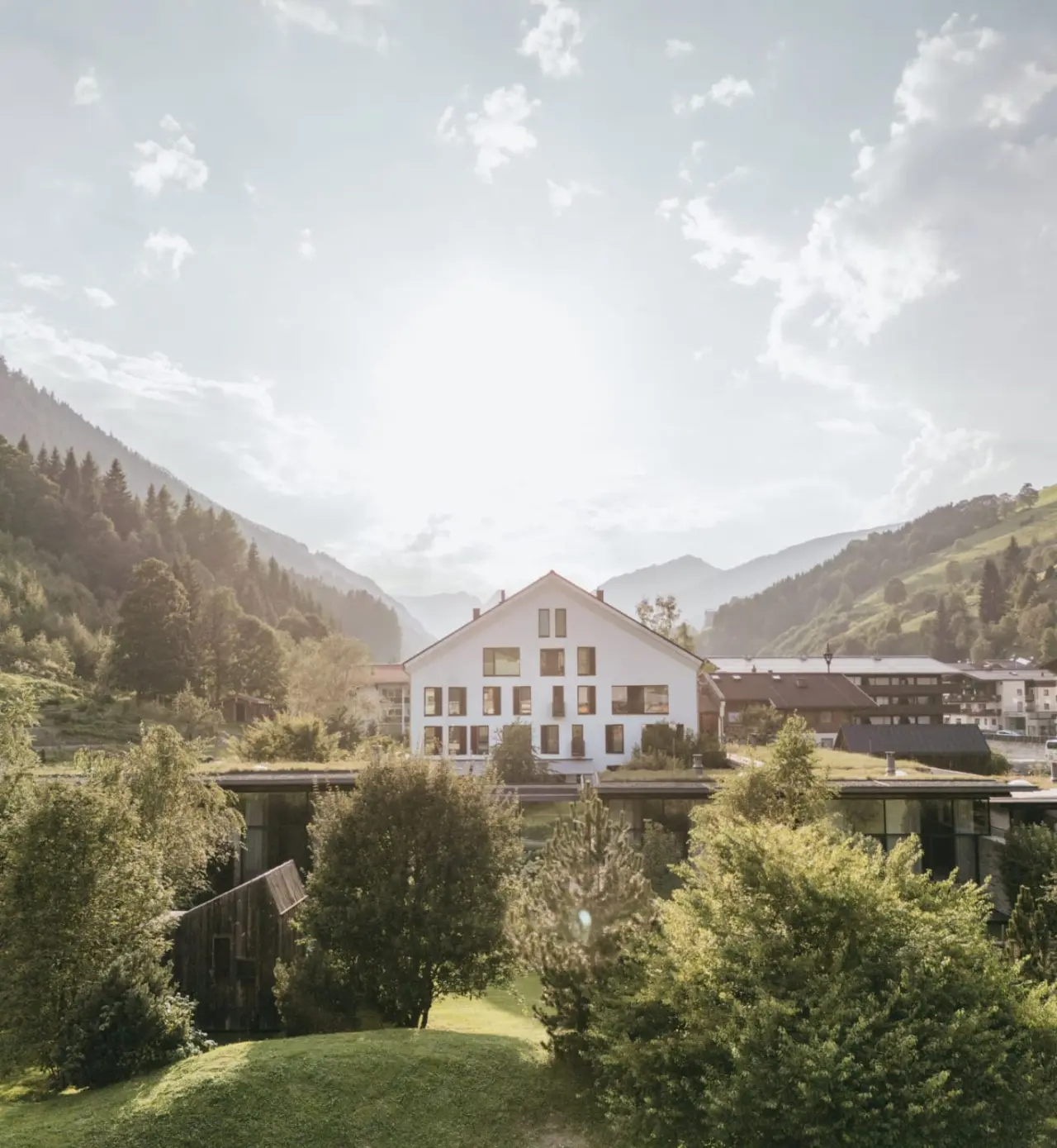 Designhotel Wiesergut in Saalbach-Hinterglemm – Hotelgebäude im Tal mit grüner Landschaft | Wellnesshotel Salzburger Land