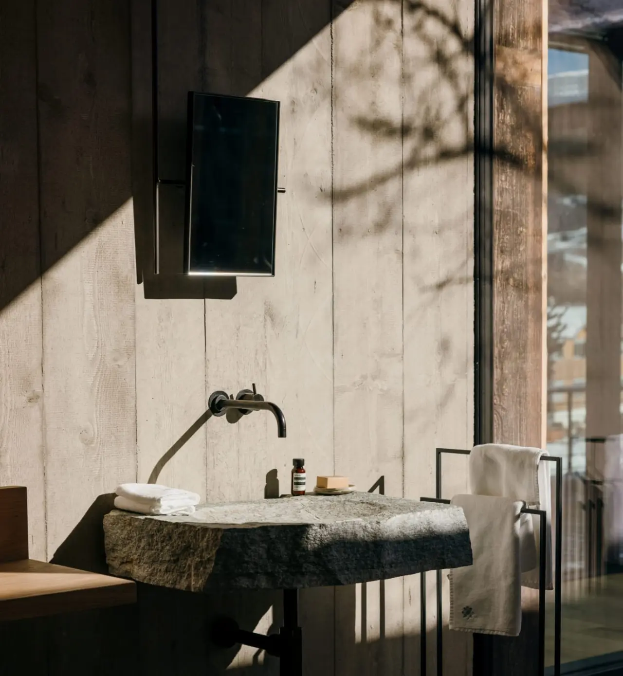 Designhotel Wiesergut in Saalbach-Hinterglemm – Modernes Waschbecken aus Stein im Badezimmer | Wellnesshotel Salzburger Land