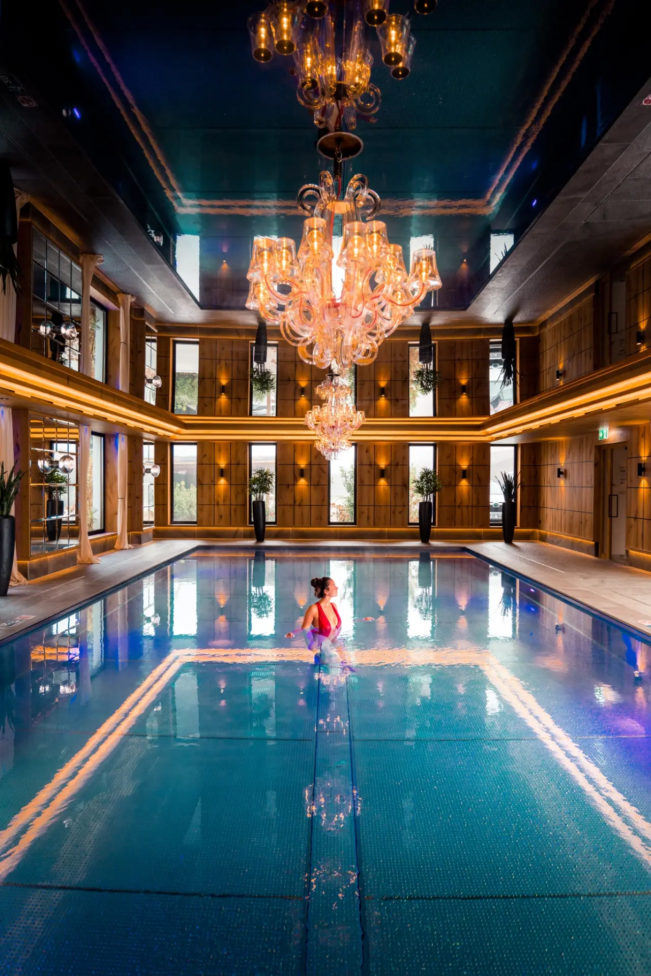 Ortner's Resort in Bad Füssing – Luxuriöser Innenpool mit Kronleuchter | Wellnesshotel Niederbayern