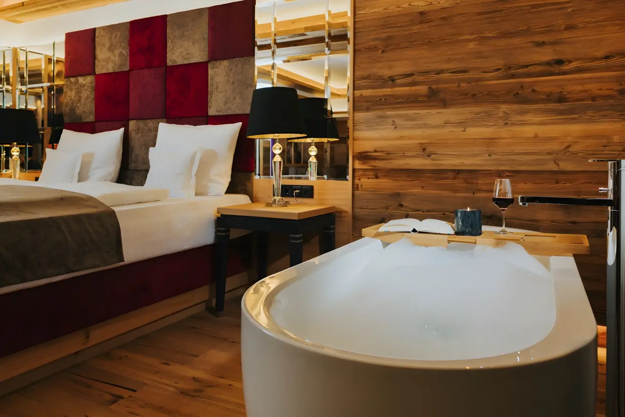 Ortner's Resort in Bad Füssing – Komfortables Hotelzimmer mit freistehender Badewanne | Wellnesshotel Rottal