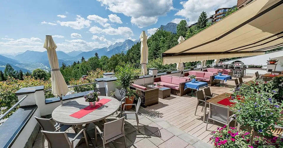 Inntalerhof in Mösern bei Seefeld – Sonnenterrasse mit Alpenpanorama | Wellnesshotel Tirol