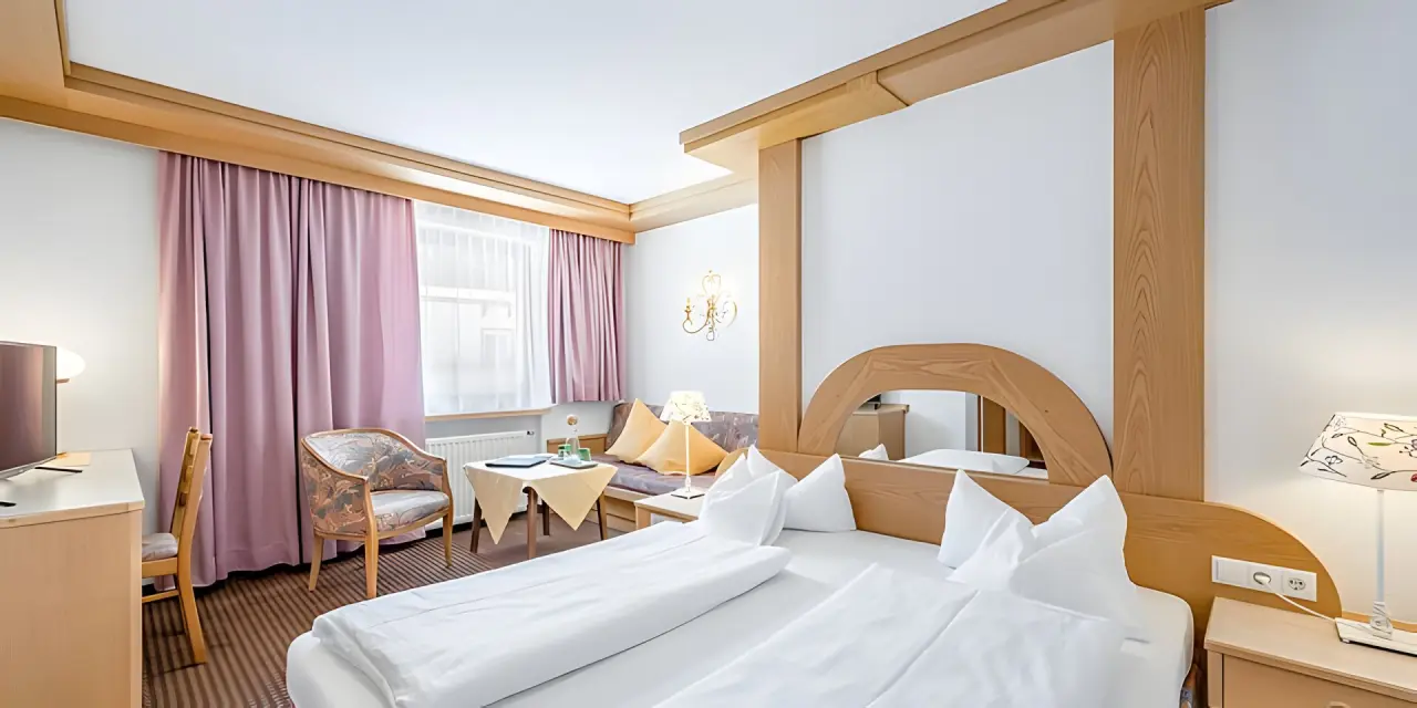 Inntalerhof in Mösern bei Seefeld – Gemütliches Doppelzimmer im traditionellen Stil | Wellnesshotel Tirol