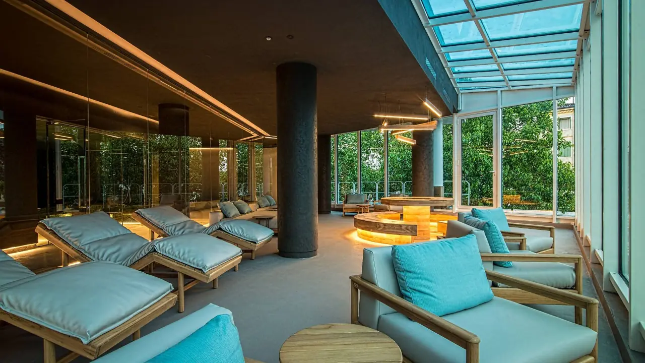 Terme Preistoriche Resort & Spa in Abano Terme – Heller Entspannungsbereich mit bequemen Liegen | Wellnesshotel Venetien