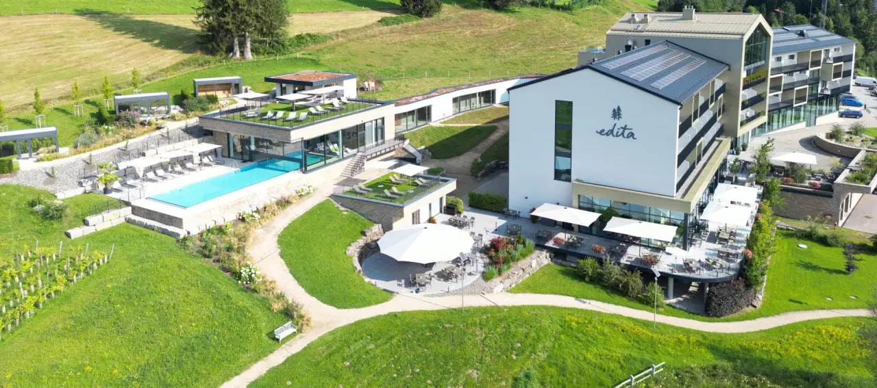 Hotel edita in Scheidegg – Hotelansicht von oben mit Pool und Liegewiesen | Wellnesshotel Allgäu