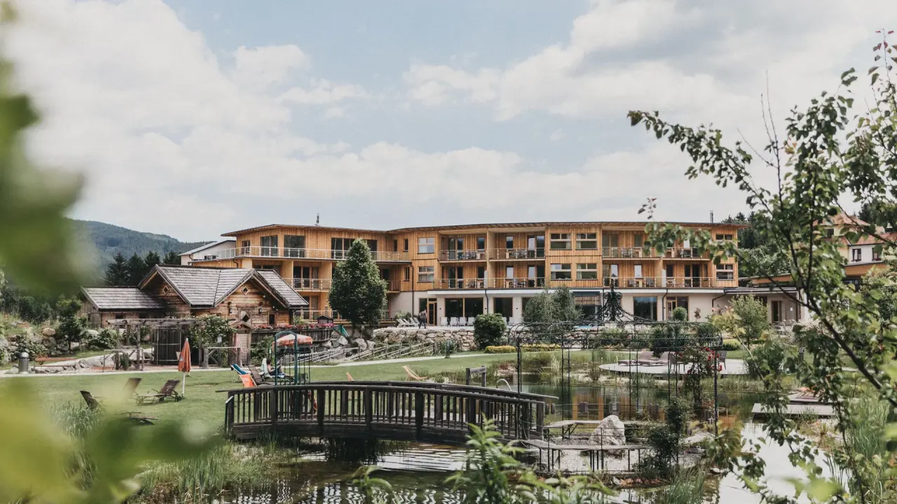 Molzbachhof in Kirchberg/Wechsel – Hotelgebäude mit Naturgarten und Badeteich | Wellnesshotel Wechselgebiet